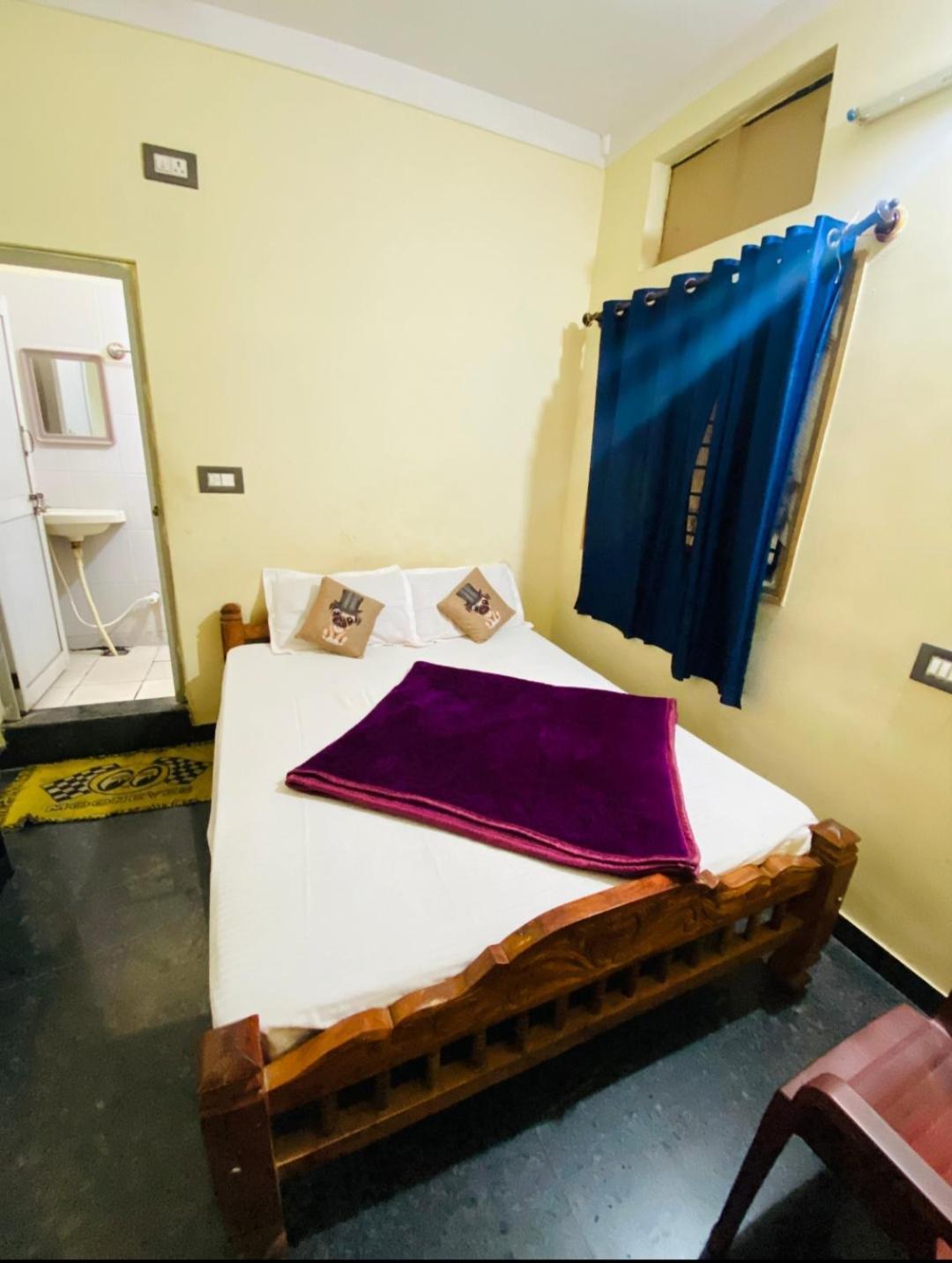 Hk Residency Hotell Mysore Exteriör bild