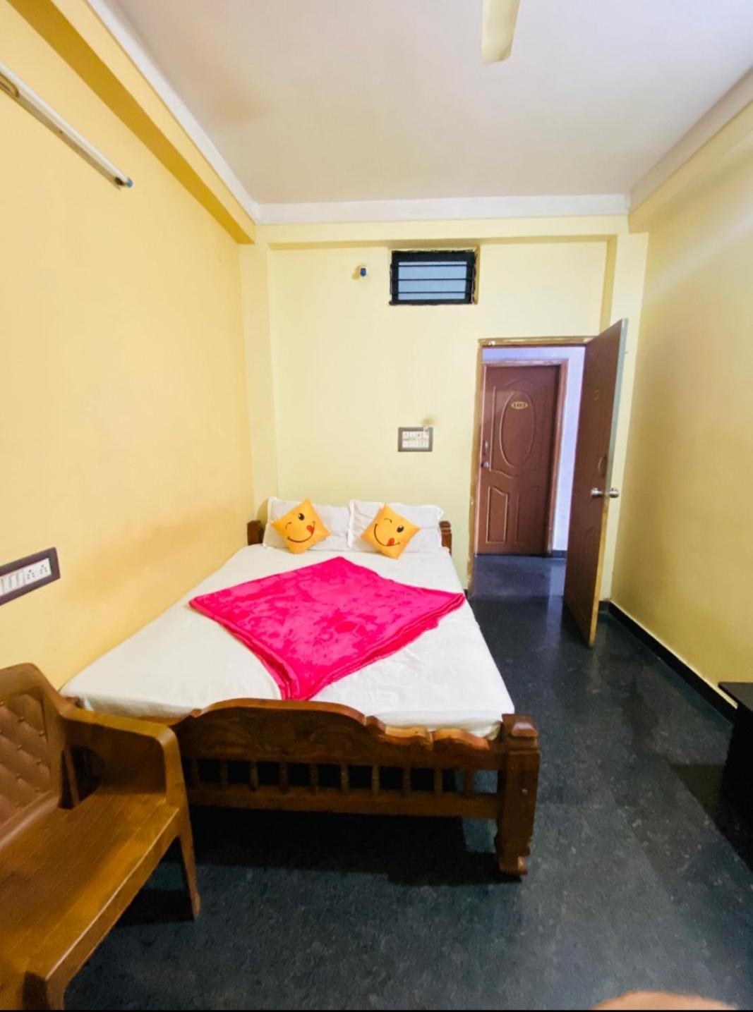 Hk Residency Hotell Mysore Exteriör bild