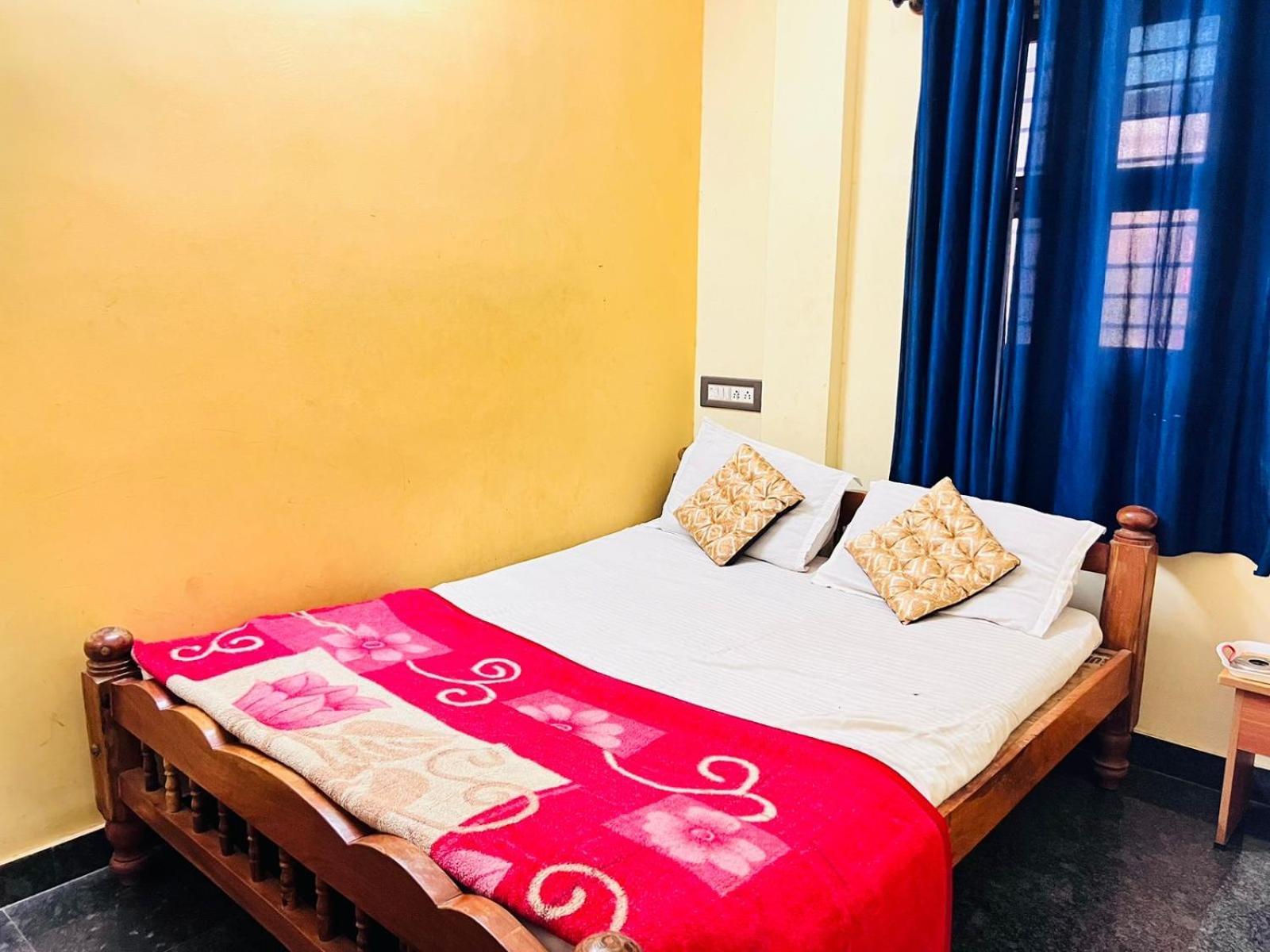 Hk Residency Hotell Mysore Exteriör bild