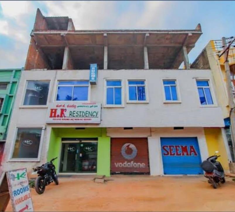 Hk Residency Hotell Mysore Exteriör bild