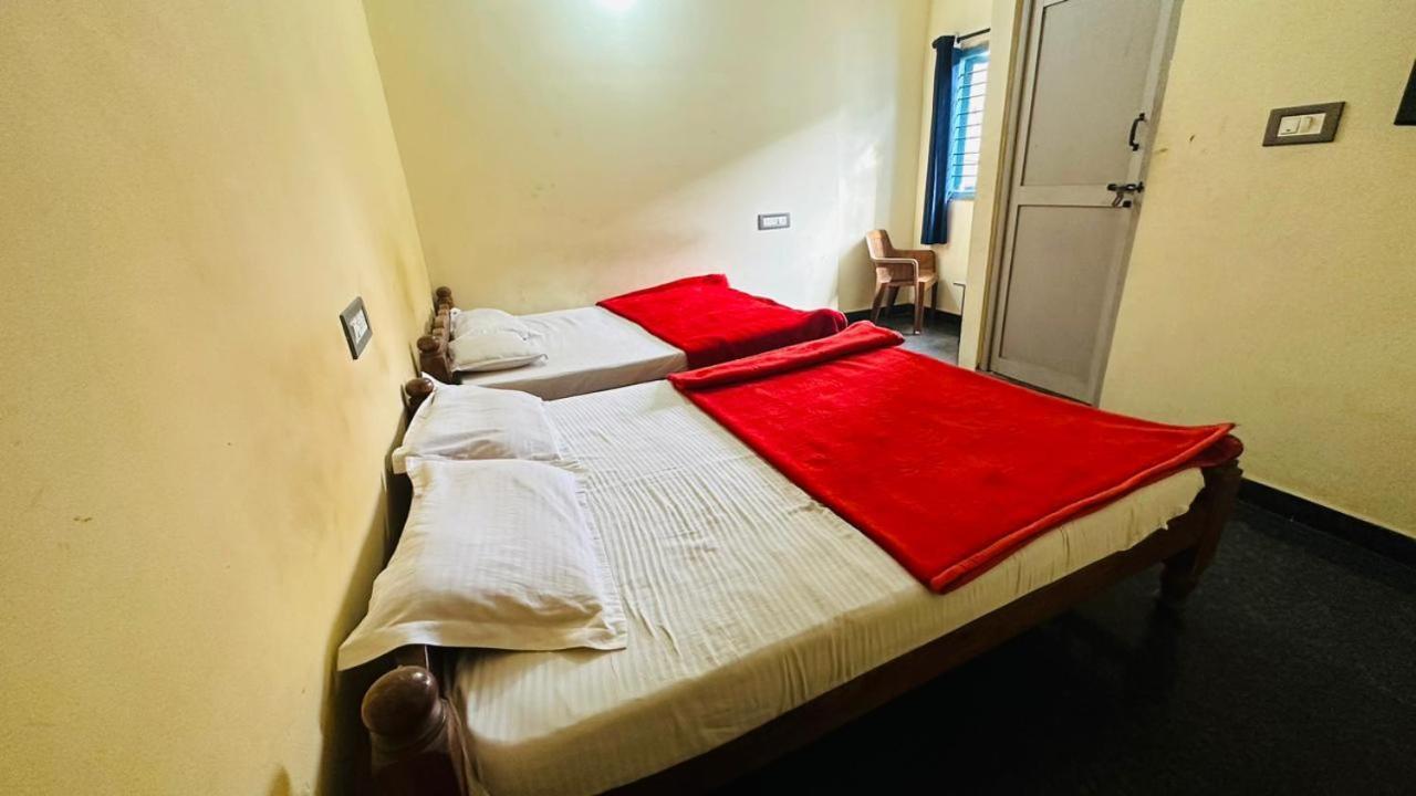 Hk Residency Hotell Mysore Exteriör bild